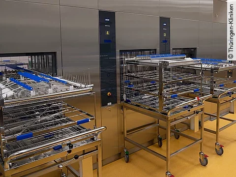 Aufnahmewagen für die Siebe, auf denen die Medizinprodukte aufbereitet werden