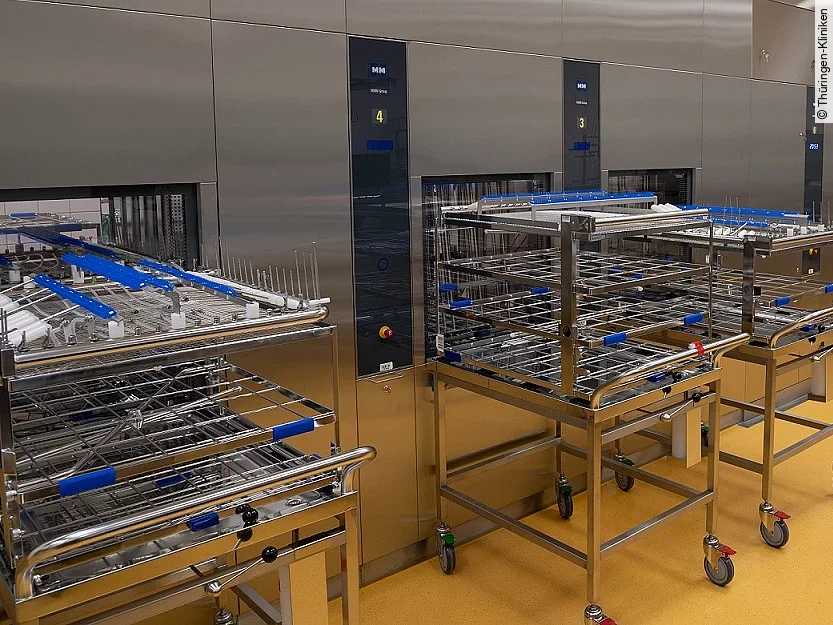 Aufnahmewagen für die Siebe, auf denen die Medizinprodukte aufbereitet werden