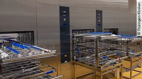 Aufbereitungseinheit für Medizinprodukte Thüringen-Kliniken Aufnahmewagen für die Siebe, auf denen die Medizinprodukte aufbereitet werden