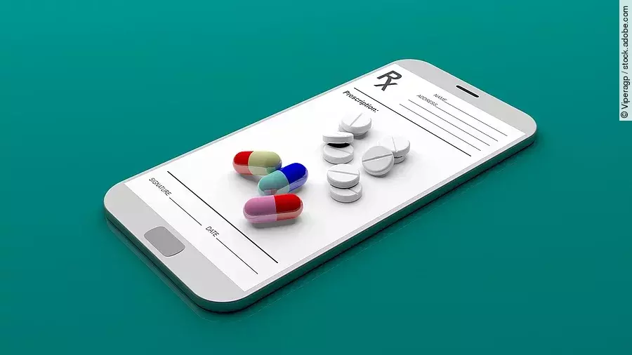 Auf einem animierten Smartphone liegen verschiedene Medikamente und Tabletten.