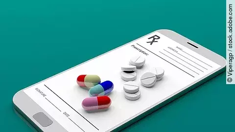 Auf einem animierten Smartphone liegen verschiedene Medikamente und Tabletten.