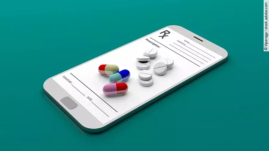 E-Rezept Auf einem animierten Smartphone liegen verschiedene Medikamente und Tabletten.