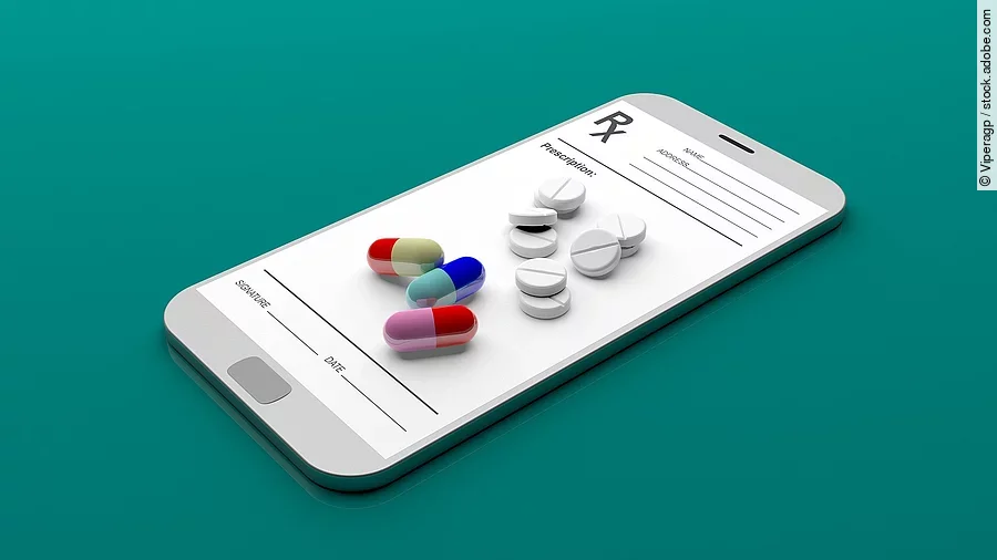 E-Rezept Auf einem animierten Smartphone liegen verschiedene Medikamente und Tabletten.