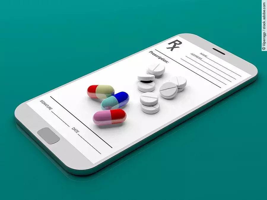 Auf einem animierten Smartphone liegen verschiedene Medikamente und Tabletten.