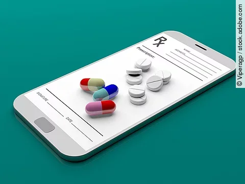 Auf einem animierten Smartphone liegen verschiedene Medikamente und Tabletten.