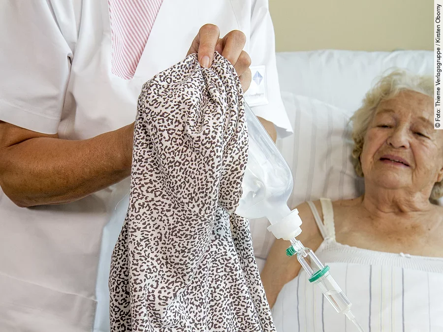 Altenpflege Wechsel des Oberteils bei laufender Infusion