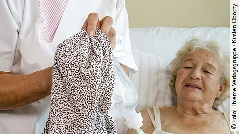 Altenpflege Wechsel des Oberteils bei laufender Infusion