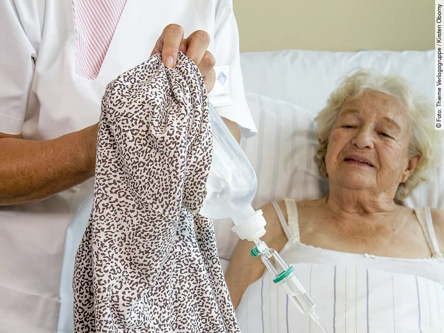 Altenpflege Wechsel des Oberteils bei laufender Infusion