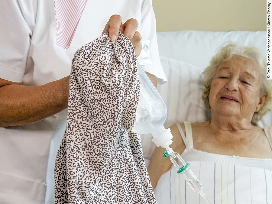 Altenpflege Wechsel des Oberteils bei laufender Infusion