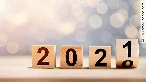 2021 auf Holzklötzen