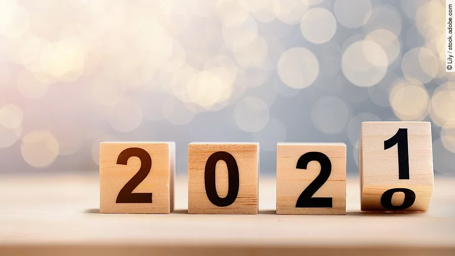 2021 2021 auf Holzklötzen