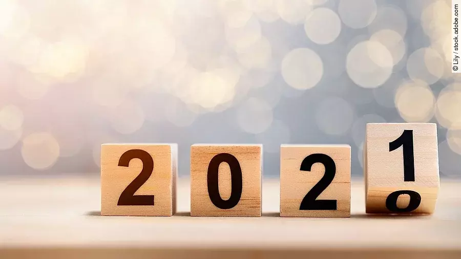 2021 2021 auf Holzklötzen