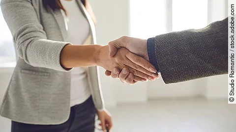 Handschlag Handschlag einer Frau und eines Mannes im Anzug