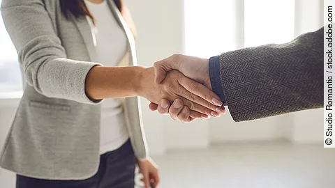 Handschlag Handschlag einer Frau und eines Mannes im Anzug