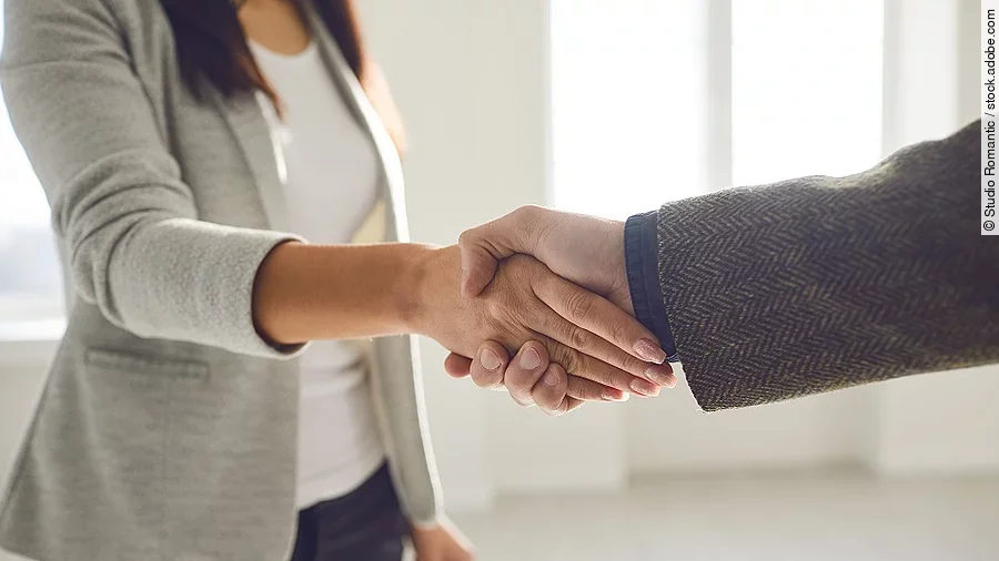 Handschlag Handschlag einer Frau und eines Mannes im Anzug