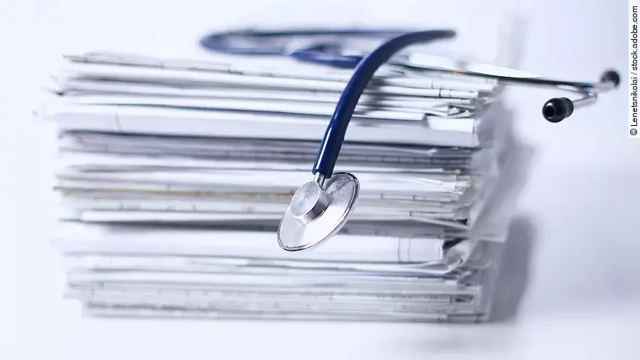 Stethoskop auf Papierstapel Stethoskop auf Papierstapel