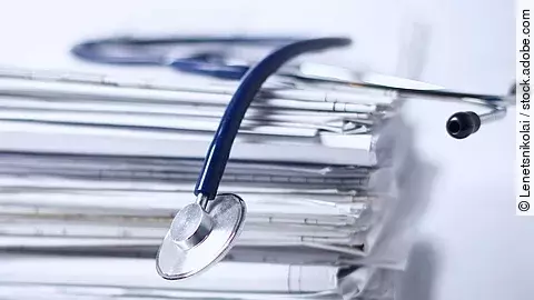 Stethoskop auf Papierstapel Stethoskop auf Papierstapel