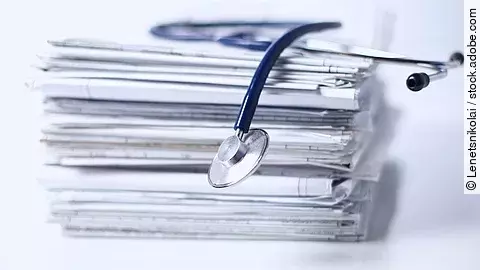 Stethoskop auf Papierstapel