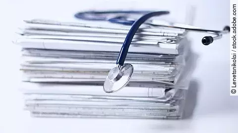 Stethoskop auf Papierstapel Stethoskop auf Papierstapel