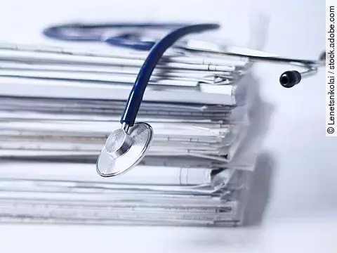 Stethoskop auf Papierstapel