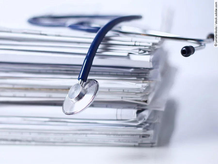 Stethoskop auf Papierstapel Stethoskop auf Papierstapel