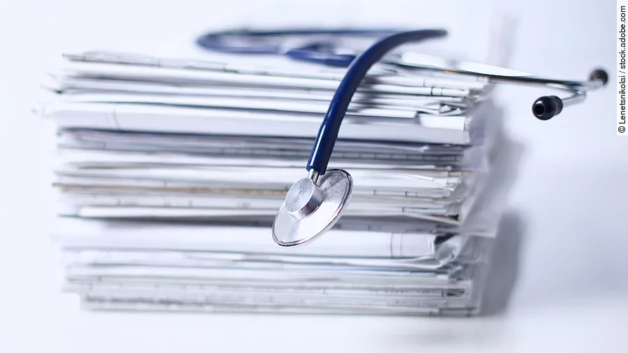 Stethoskop auf Papierstapel