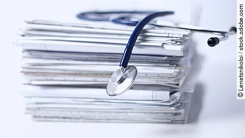 Stethoskop auf Papierstapel Stethoskop auf Papierstapel