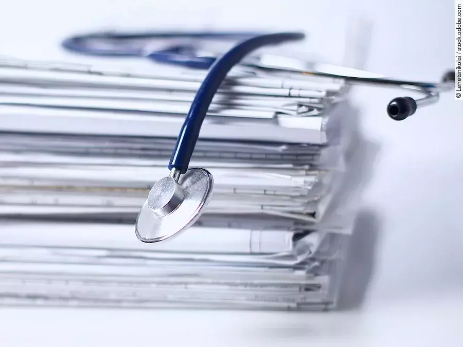 Stethoskop auf Papierstapel Stethoskop auf Papierstapel