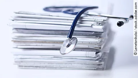 Stethoskop auf Papierstapel Stethoskop auf Papierstapel