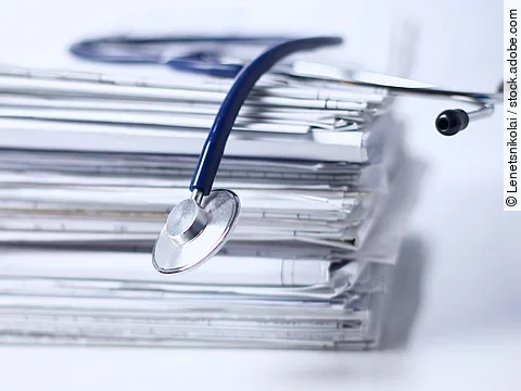 Stethoskop auf Papierstapel