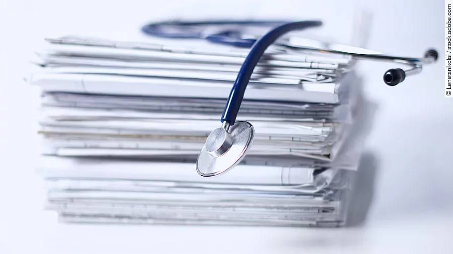 Stethoskop auf Papierstapel