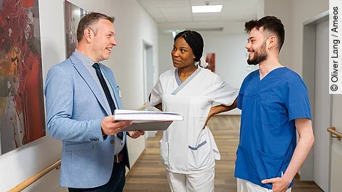 Eichhorn auf Station mit Pflegekräften