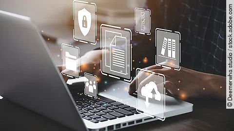 Ein aufgeklappter Laptop. Darüber schweben Symbole wie zum Beispiel ein Dokumenten-Icon, ein Checklisten-Icon und ein Schloss-Icon. 