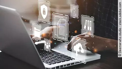 Ein aufgeklappter Laptop. Darüber schweben Symbole wie zum Beispiel ein Dokumenten-Icon, ein Checklisten-Icon und ein Schloss-Icon. 