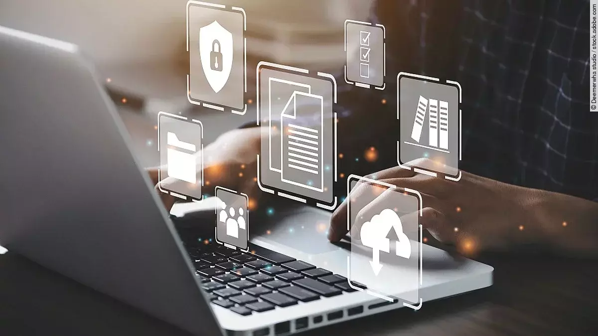 Ein aufgeklappter Laptop. Darüber schweben Symbole wie zum Beispiel ein Dokumenten-Icon, ein Checklisten-Icon und ein Schloss-Icon. 