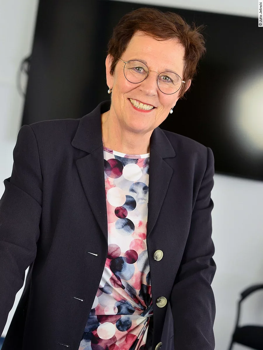 Dr. Christine Fuchs Dr. Christine Fuchs