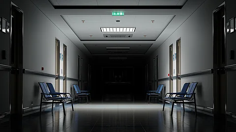 Ein leerer, dunkler Krankenhausflur.