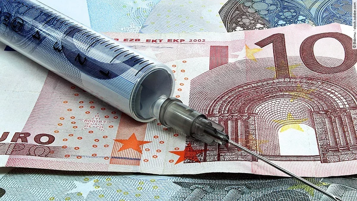 Spritze liegt auf Geldscheinen 