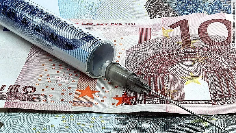 Spritze liegt auf Geldscheinen 