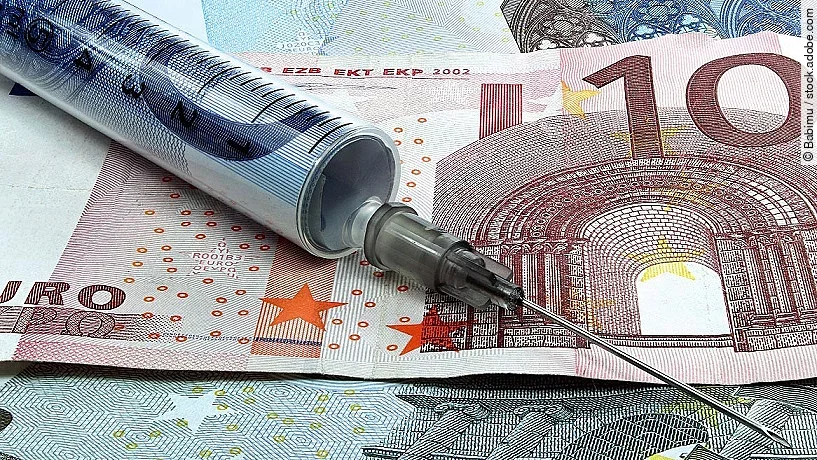 Spritze liegt auf Geldscheinen 