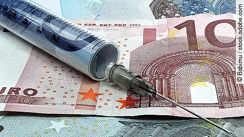 Finanzspritze Spritze liegt auf Geldscheinen