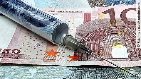 Finanzspritze Spritze liegt auf Geldscheinen