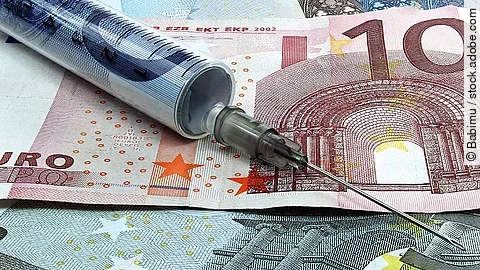 Spritze liegt auf Geldscheinen 