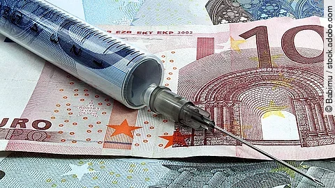 Spritze liegt auf Geldscheinen 