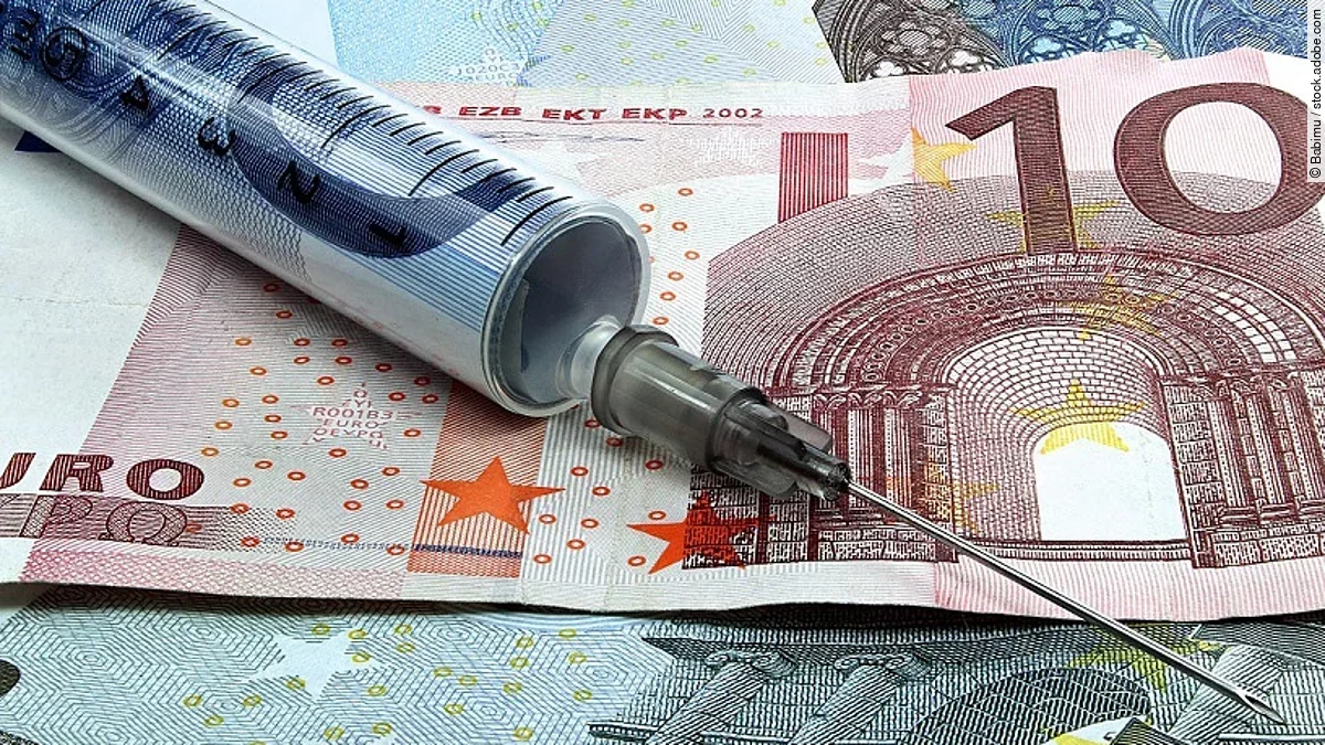 Finanzspritze Spritze liegt auf Geldscheinen