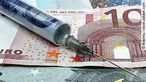 Spritze liegt auf Geldscheinen 