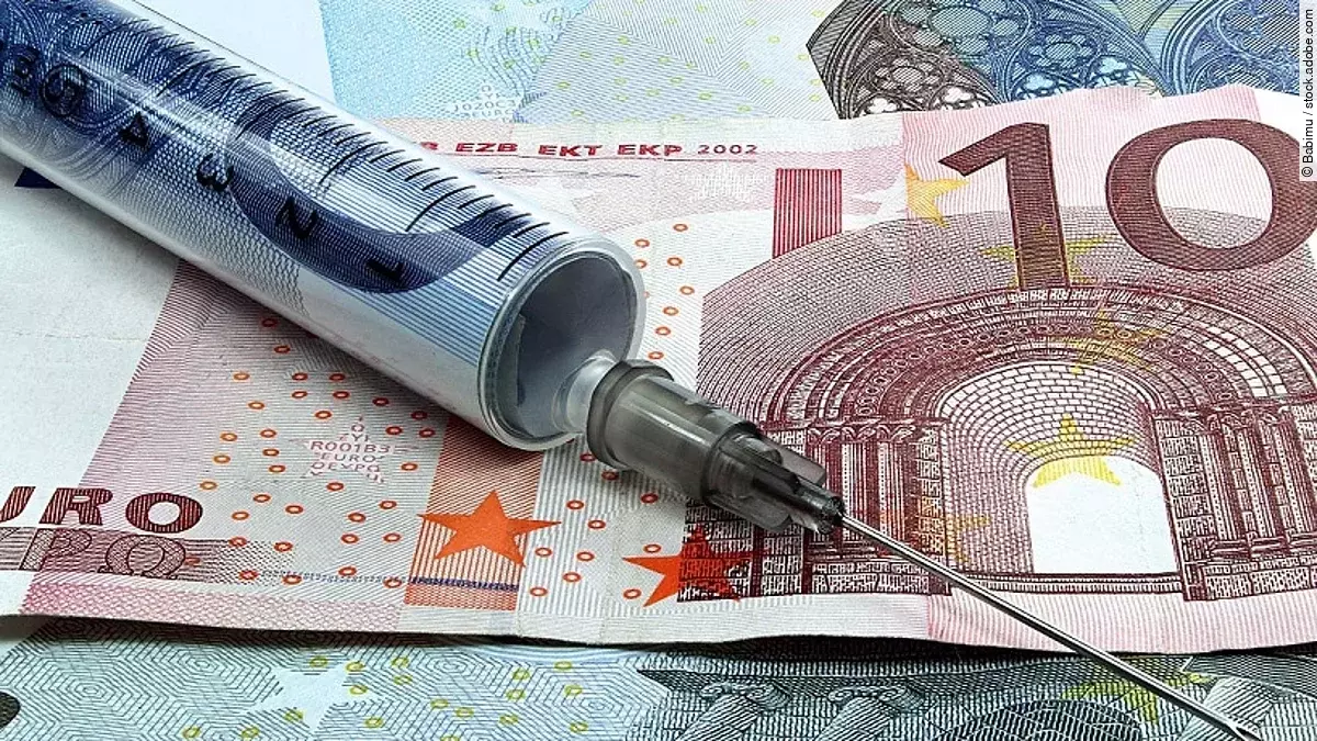 Finanzspritze Spritze liegt auf Geldscheinen