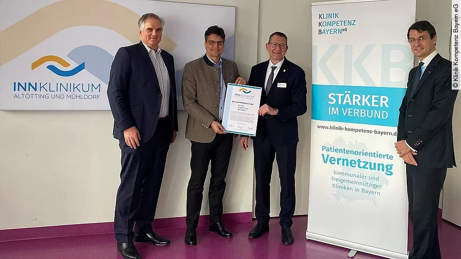 Übergabe der Urkunde Klinik-Kompetenz-Bayern eG Übergabe der Urkunde Klinik-Kompetenz-Bayern eG