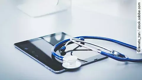 Ein Stethoskop liegt auf einem Tablet.