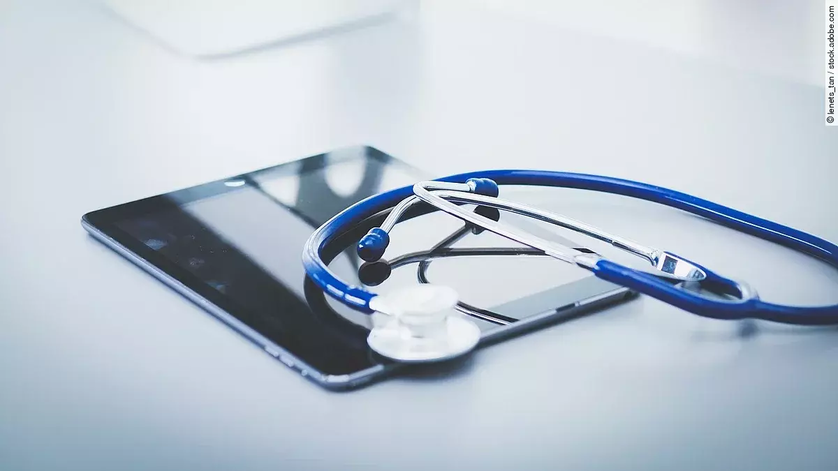 Digitalisierung Ein Stethoskop liegt auf einem Tablet.